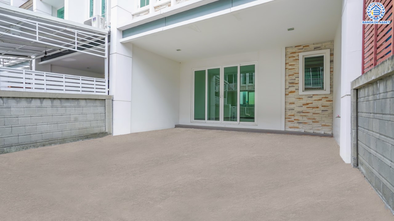 ทาวน์เฮ้าส์มือสองนนทบุรี ม.โกลเด้นทาวน์ ปิ่นเกล้า-จรัญฯ 3 ชั้น เนื้อที่ 22.6 ตร.ว. ฟังก์ชัน 5 ห้องนอน 4 ห้องน้ำ จอดรถได้ 2 คัน บนทำเลเชื่อมต่อหลายเส้นทาง ใกล้ทางด่วน "ศรีรัช" รถไฟฟ้าสายสีแดงอ่อน "สถานีบางบำหรุ" และ รถไฟฟ้าสายสีน้ำเงิน "สถานีบางอ้อ"